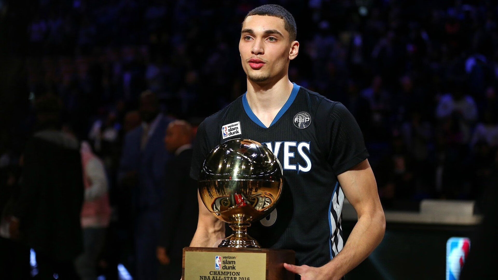 紫金风暴席卷菲尼克斯,湖人全面压制太阳,福克斯全程高能输出定胜局